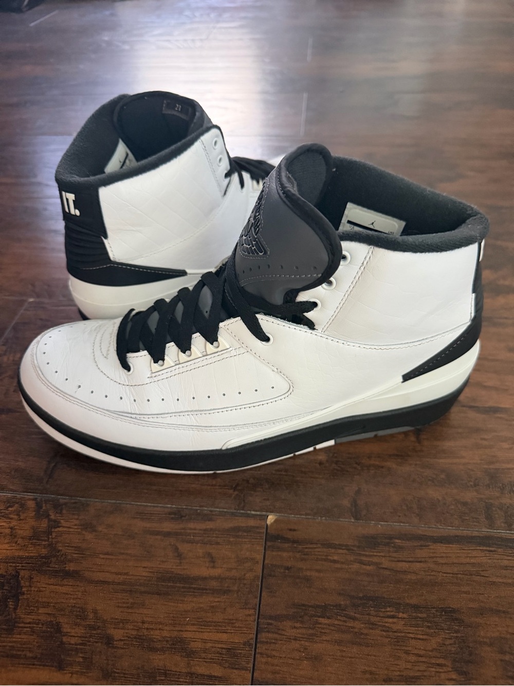 Men's Jordan Retro 2 ‘Wing It” Basketball Sneakers in White/Black